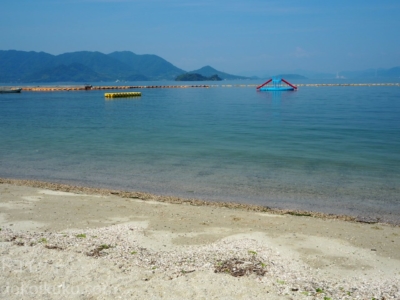 小魚に夢中!【瀬戸田サンセットビーチ】には海上遊具あり。